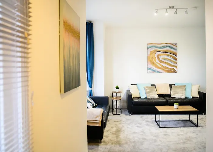 Aqua Springs, 2 Bedroom Sofa Bed, Sleeps 6, 1st Floor Apartment, Near Didsbury Apartment *