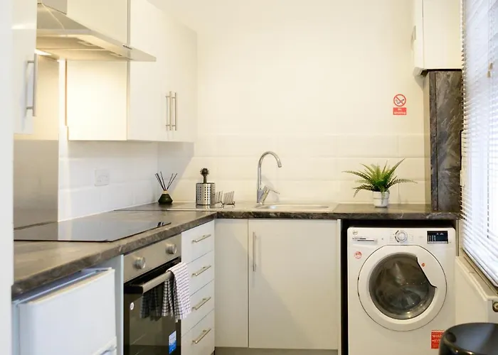 Aqua Springs, 2 Bedroom Sofa Bed, Sleeps 6, 1st Floor Apartment, Near Didsbury Apartment