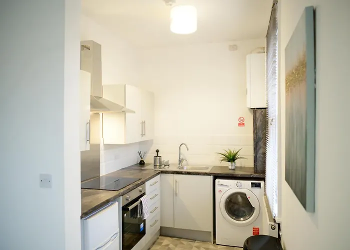 Aqua Springs, 2 Bedroom Sofa Bed, Sleeps 6, 1st Floor Apartment, Near Didsbury *