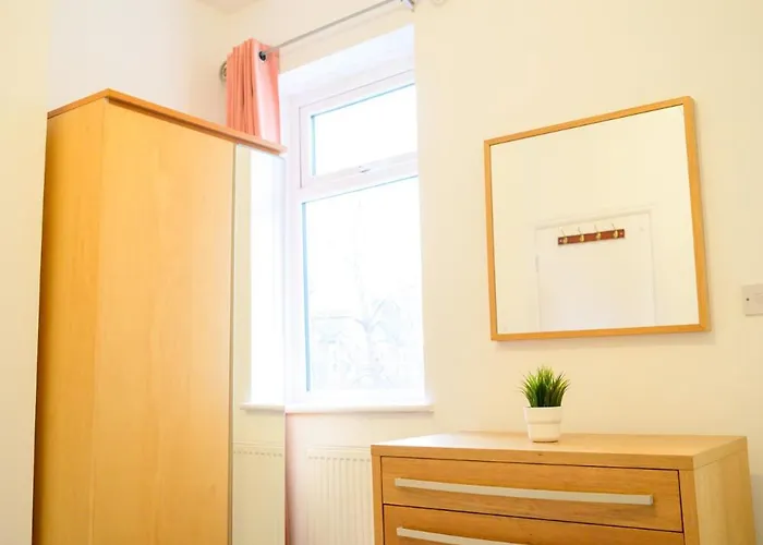 Aqua Springs, 2 Bedroom Sofa Bed, Sleeps 6, 1st Floor Apartment, Near Didsbury Manchester