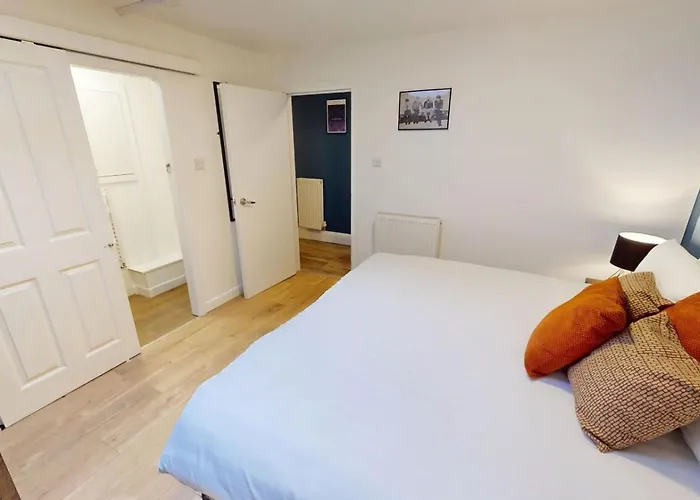 3br, Song Lyrics Theme, Self Check-in Appartement Manchester