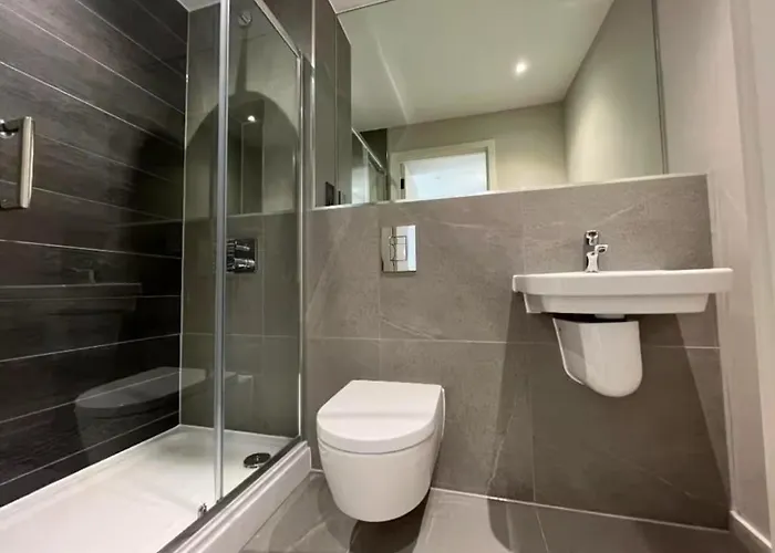 Elegant 2-bed 2-bath In With Balcony * Manchester