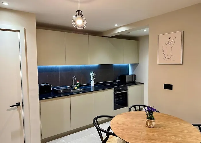 Elegant 2-bed 2-bath In With Balcony