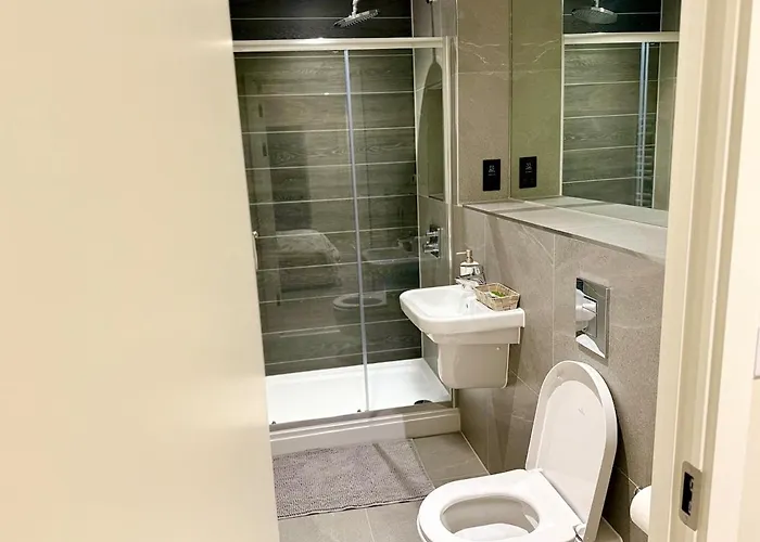 Elegant 2-bed 2-bath In With Balcony *