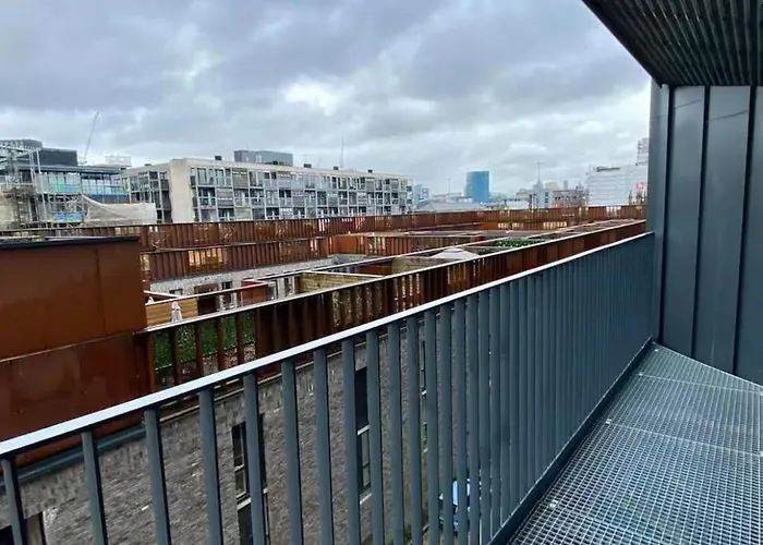 Elegant 2-bed 2-bath In With Balcony Lejlighed