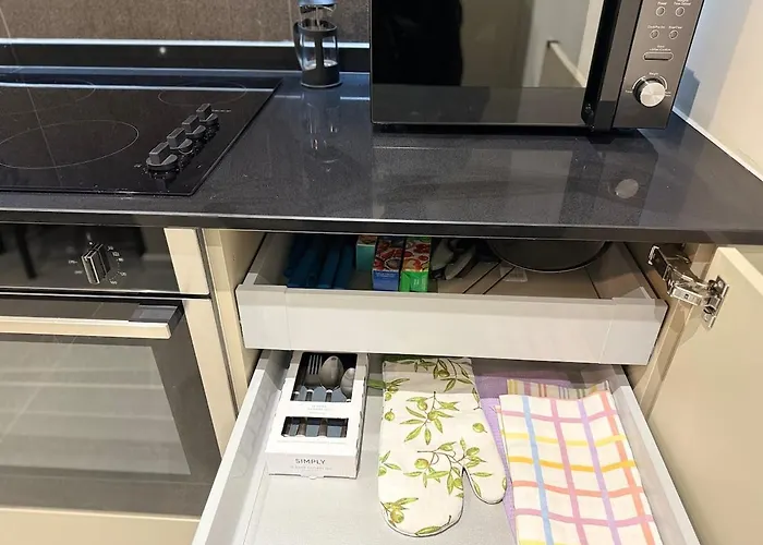 Elegant 2-bed 2-bath In With Balcony *