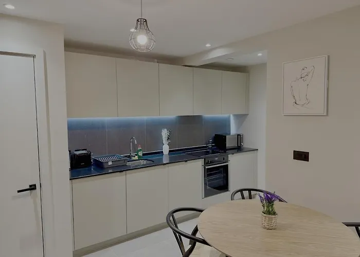 Elegant 2-bed 2-bath In With Balcony * 맨체스터