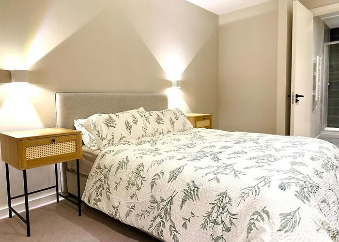 Elegant 2-bed 2-bath In With Balcony דירה