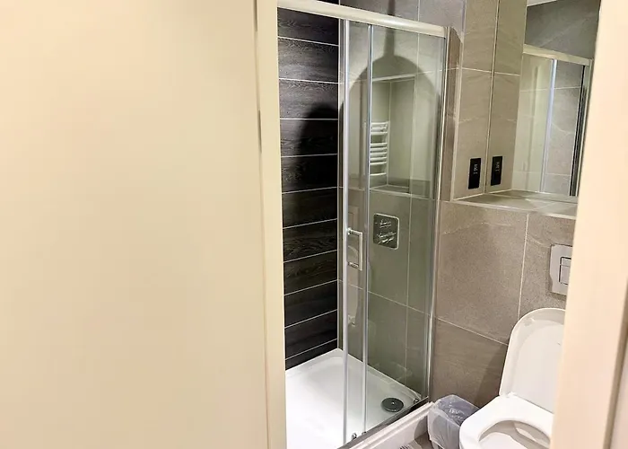 Elegant 2-bed 2-bath In With Balcony Manchester