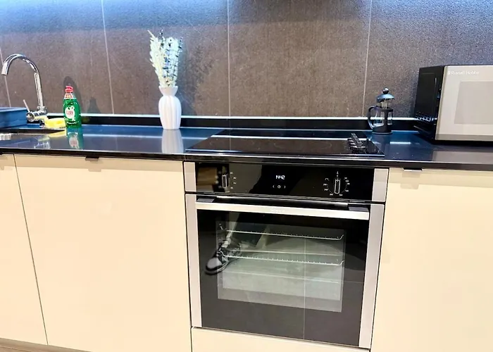 Elegant 2-bed 2-bath In With Balcony