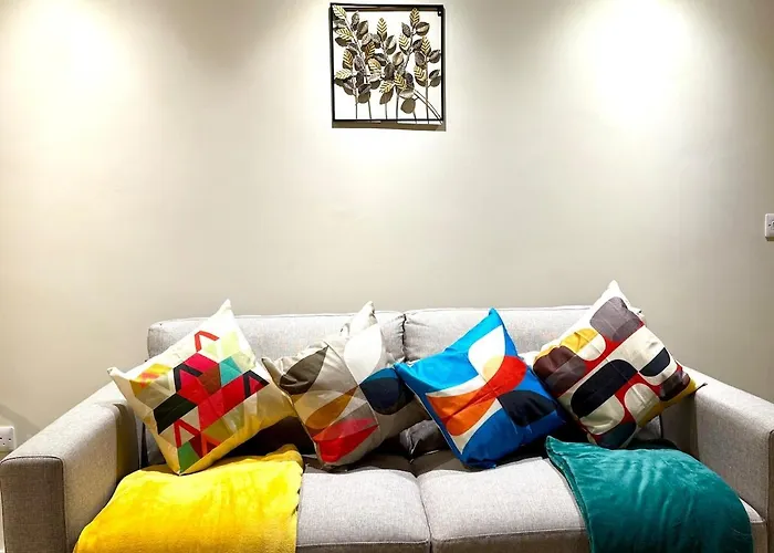 Elegant 2-bed 2-bath In With Balcony דירה