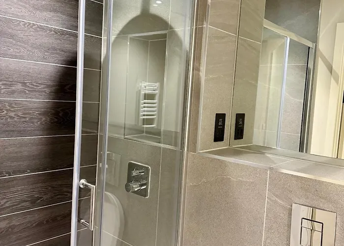 Elegant 2-bed 2-bath In With Balcony מנצ'סטר