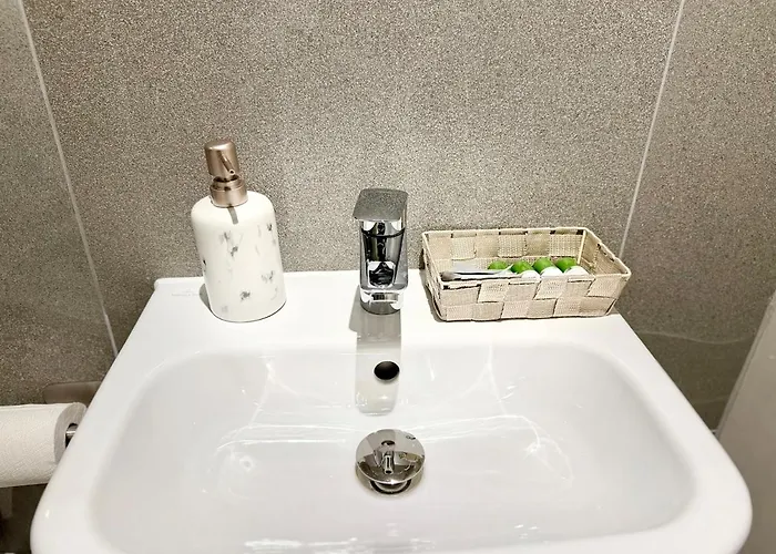 Elegant 2-bed 2-bath In With Balcony דירה