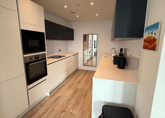 3bed Sleeps 6 - With Wifi * Manchester