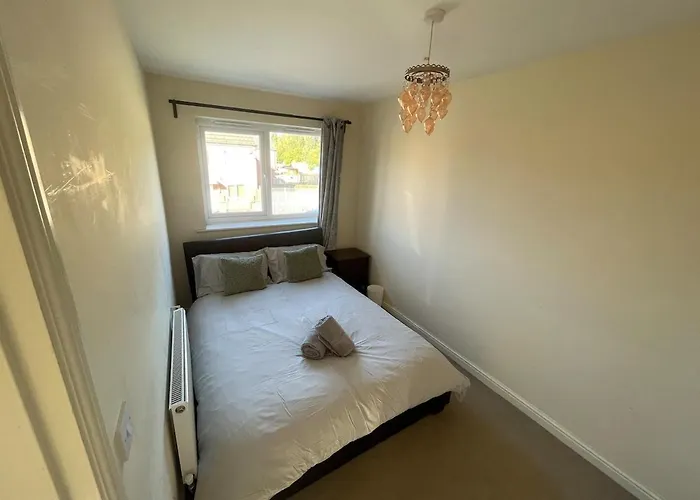 Large 3-bed House Near Etihad & Coop Live Lägenhet *