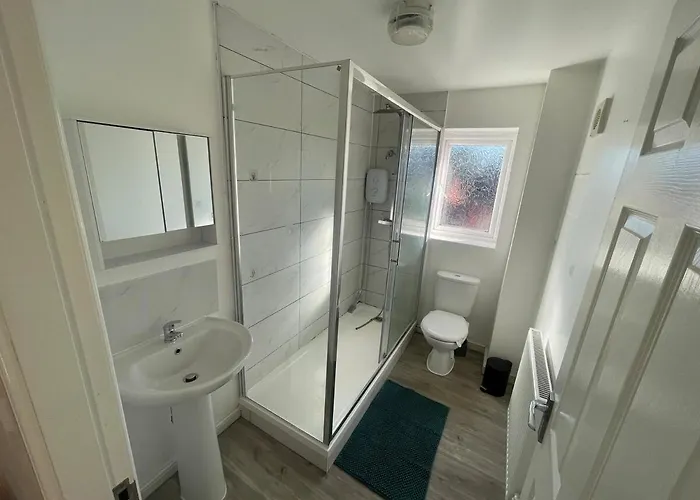 Lägenhet Large 3-bed House Near Etihad & Coop Live