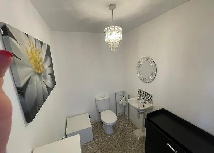 Large 3-bed House Near Etihad & Coop Live *