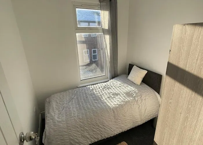 Large 3-bed House Near Etihad & Coop Live Manchester