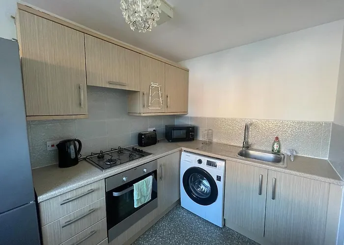Large 3-bed House Near Etihad & Coop Live *