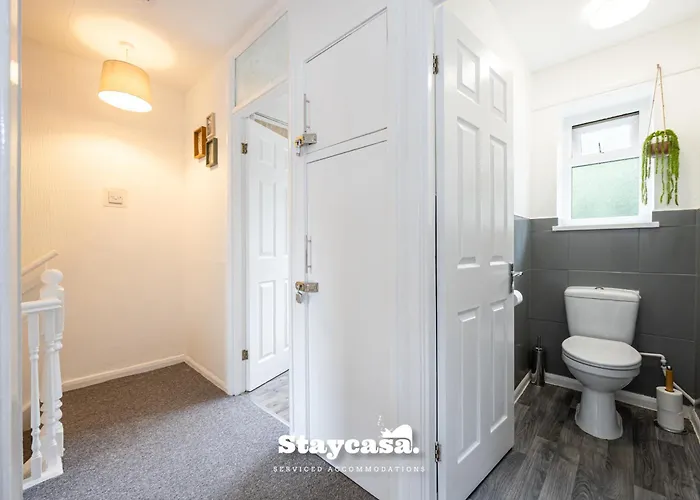 Spacious Cosy Cove With Large Driveway And Garden * Wythenshawe