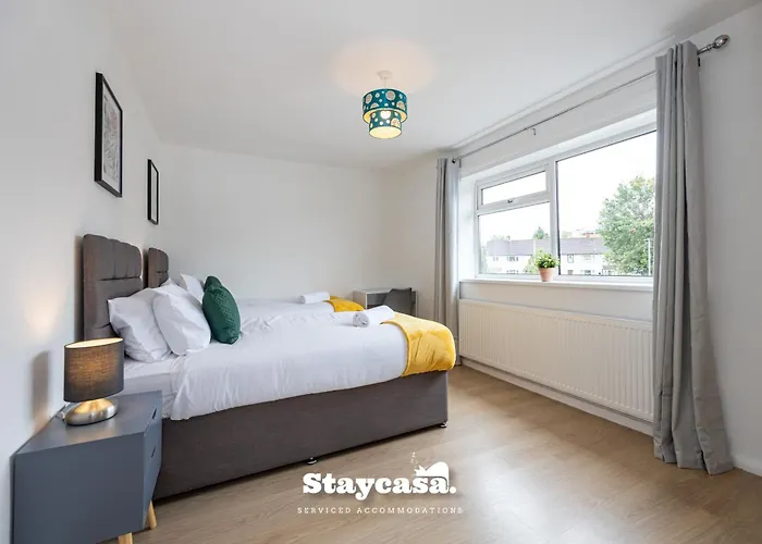 Spacious Cosy Cove With Large Driveway And Garden 위더셔