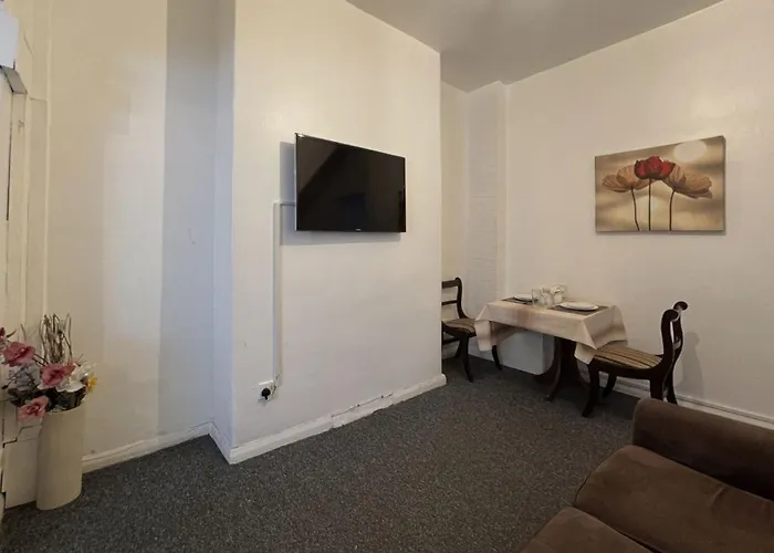 Amazing And Immaculate 2-bed House In Vakantiehuis *