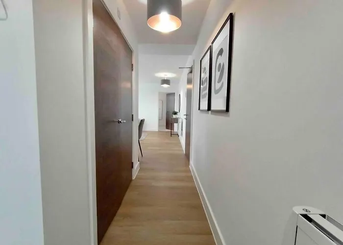 Luxury 2 Bed 2 Bath Flat Near Old Trafford 아파트 *