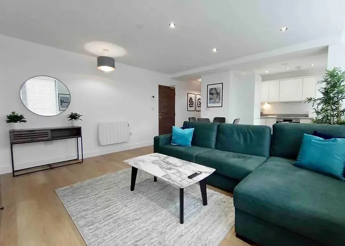 Luxury 2 Bed 2 Bath Flat Near Old Trafford