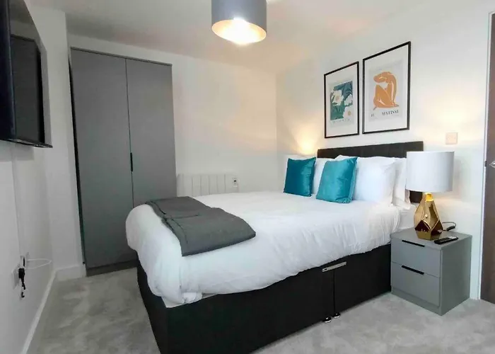 Luxury 2 Bed 2 Bath Flat Near Old Trafford