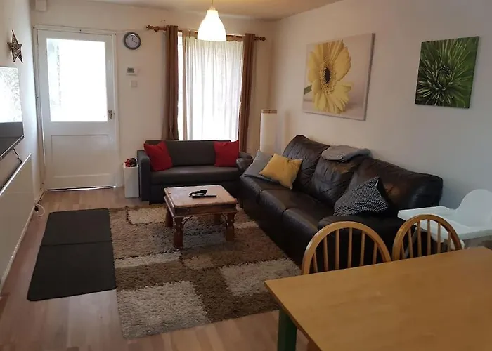 An Oasis Of Calm Next To M'cr Centre + Parking *