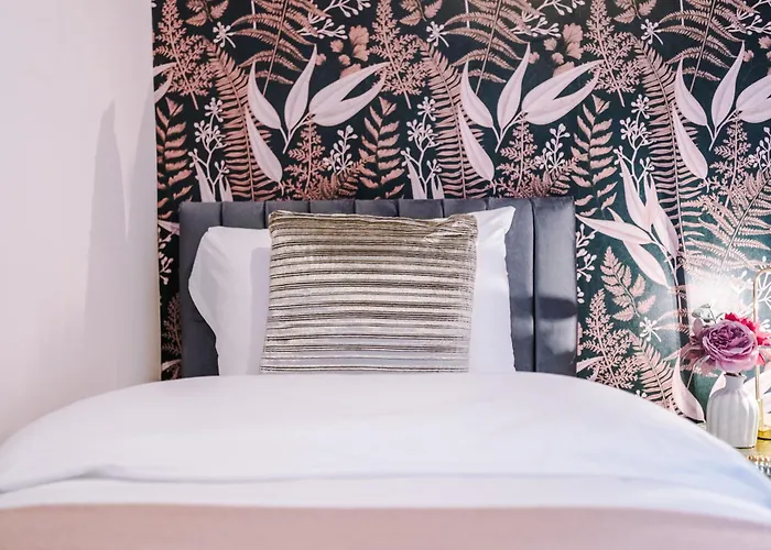 Newly Renovated 5 Bedroom Home-manchester Manchester