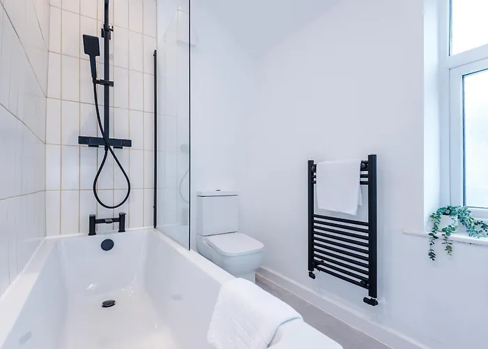 Feriehus Newly Renovated 5 Bedroom Home-manchester