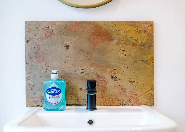 Newly Renovated 5 Bedroom Home-manchester Feriehus *