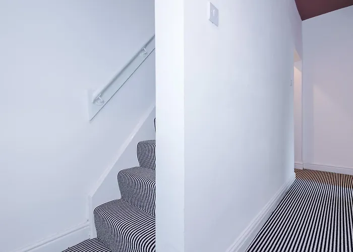 Newly Renovated 5 Bedroom Home-manchester *