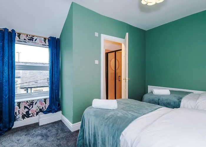 Newly Renovated 5 Bedroom Home-manchester Manchester