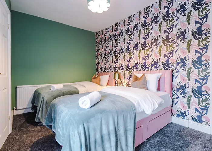 Newly Renovated 5 Bedroom Home-manchester