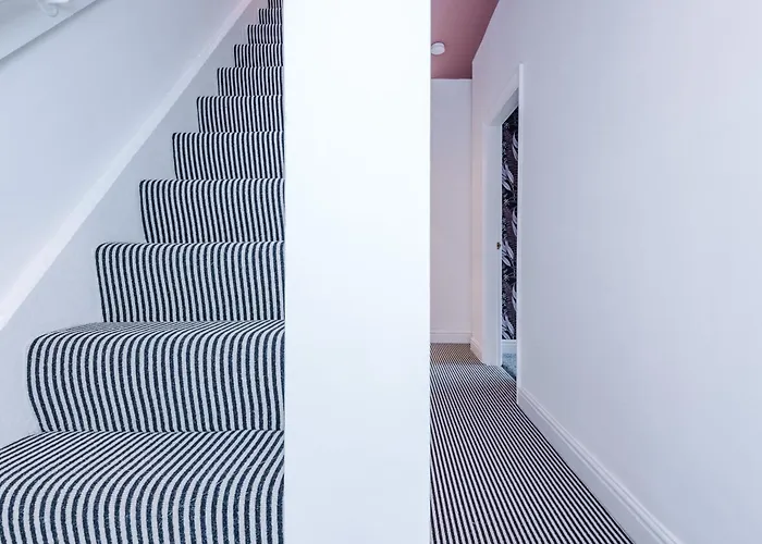 Feriehus Newly Renovated 5 Bedroom Home-manchester