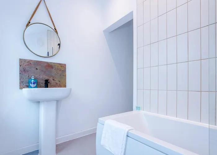 Holiday home Newly Renovated 5 Bedroom Home-manchester *