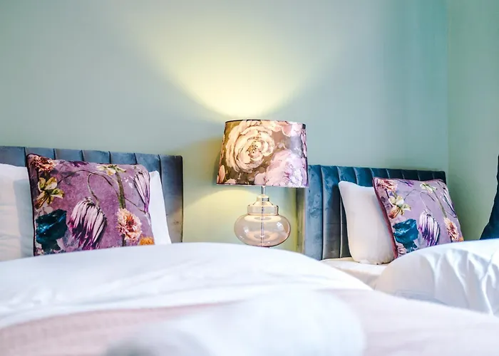 Newly Renovated 5 Bedroom Home-manchester