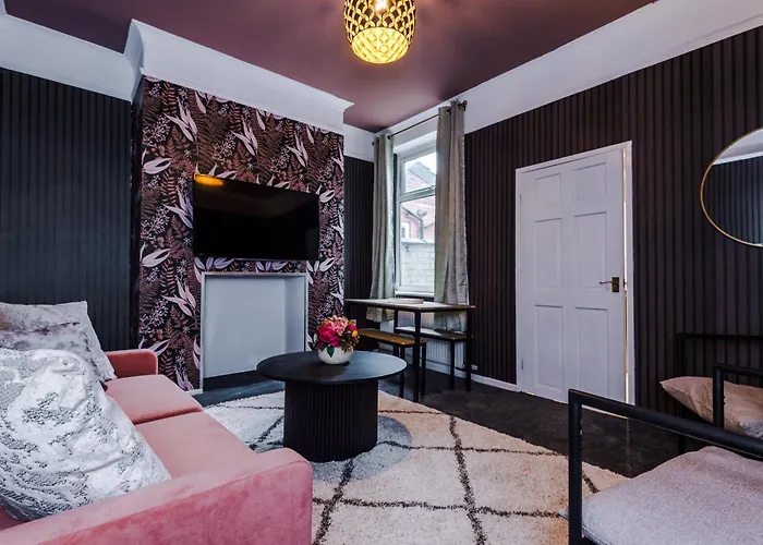 Holiday home Newly Renovated 5 Bedroom Home-manchester Manchester