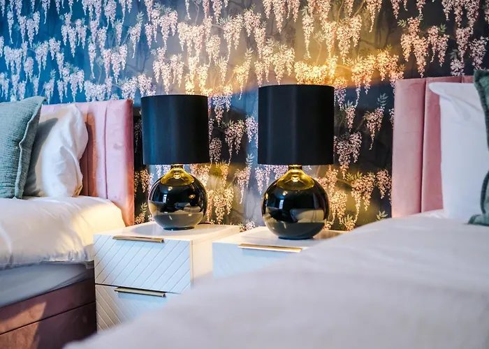 Newly Renovated 5 Bedroom Home-manchester Manchester