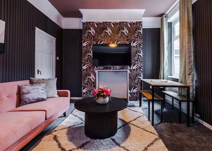 Newly Renovated 5 Bedroom Home-manchester