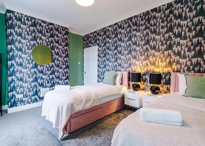 Holiday home Newly Renovated 5 Bedroom Home-manchester *