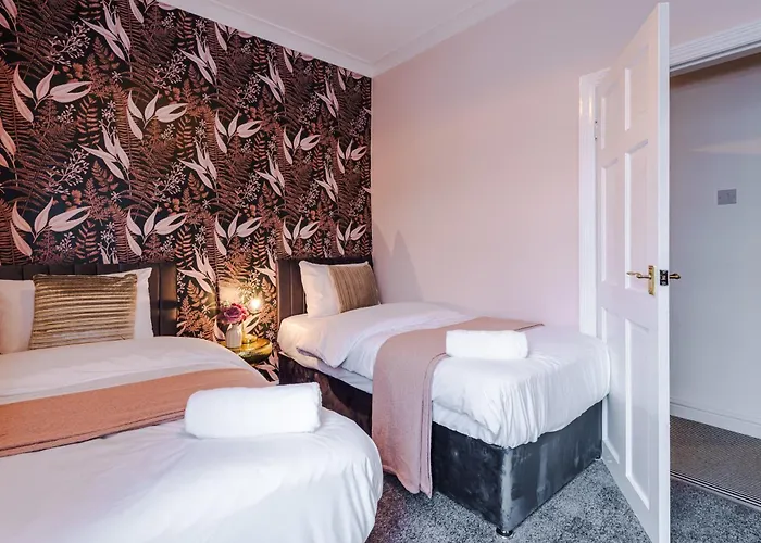 Holiday home Newly Renovated 5 Bedroom Home-manchester