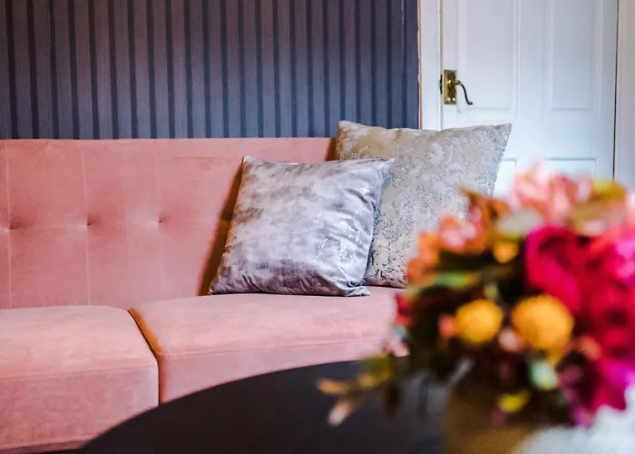 Newly Renovated 5 Bedroom Home-manchester