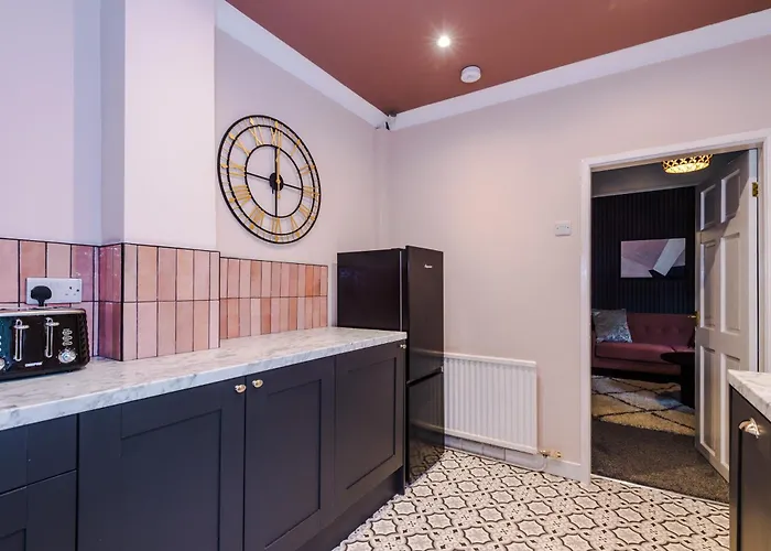 Newly Renovated 5 Bedroom Home-manchester