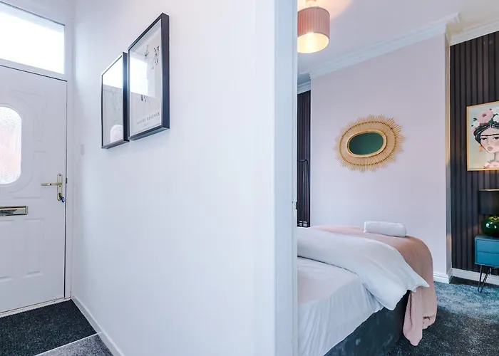 Feriehus Newly Renovated 5 Bedroom Home-manchester