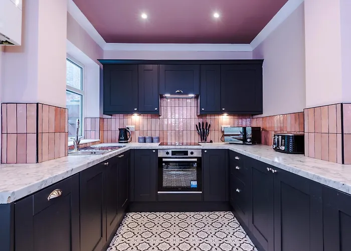 Newly Renovated 5 Bedroom Home-manchester *