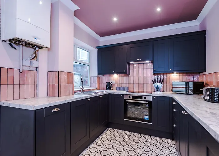 Newly Renovated 5 Bedroom Home-manchester *