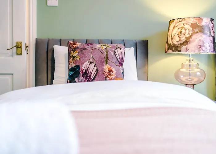 Holiday home Newly Renovated 5 Bedroom Home-manchester